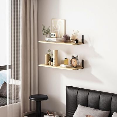 Ξύλινα πλωτά ράφια για σύγχρονη οθόνη τοίχου σε κομψό σαλόνι