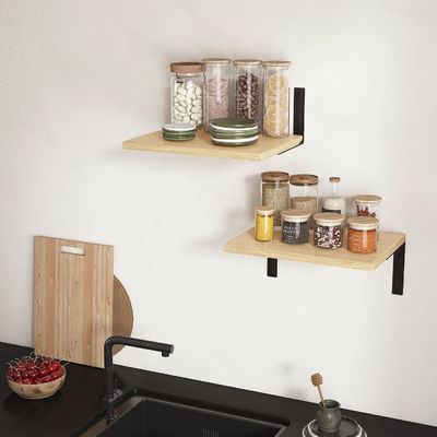 Ξύλινα πλωτά ράφια για σύγχρονη οθόνη τοίχου σε κομψό σαλόνι