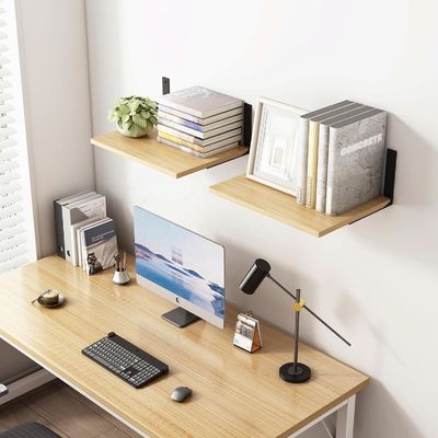 Ξύλινα πλωτά ράφια για σύγχρονη οθόνη τοίχου σε κομψό σαλόνι