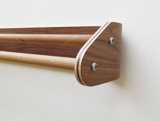 Προσαρμοσμένη ξύλινη διπλή μπάρα πετσέτας τοίχου τοποθετημένη στο τείχος πέλμα για μπάνιο για τη διατήρηση συσκευής κουζίνας