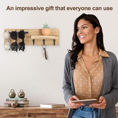 Πολυλειτουργικό ξύλινο κρεμάλι με ράφι και γάντζους Μια λύση εξοικονόμησης χώρου