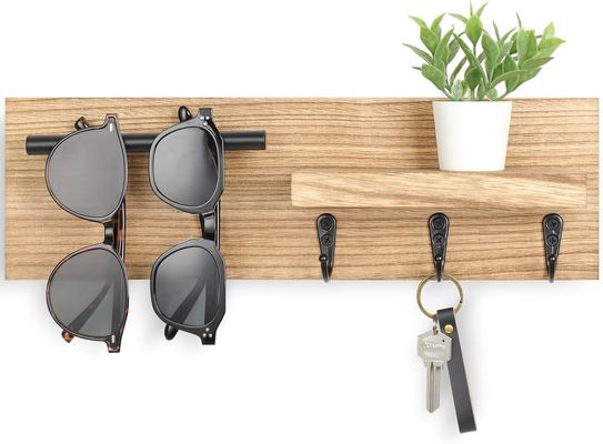 Πολυλειτουργικό ξύλινο κρεμάλι με ράφι και γάντζους Μια λύση εξοικονόμησης χώρου