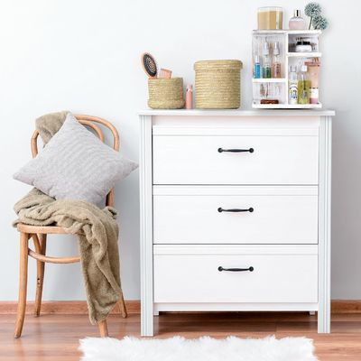 Περιστρεφόμενος οργανωτής μακιγιάζ καρουζέλ για καλλυντικά και φροντίδα του δέρματος σε παραδοσιακό λευκό ξύλο