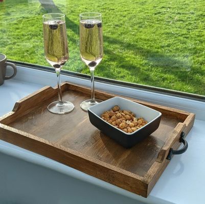 Προσαρμοσμένο ξύλινο δίσκο σερβίρισμα στυλ ρουστίκ για την επιφάνεια τραπεζιού καφέ και το καφέ