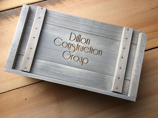 Προσαρμοσμένο λογότυπο ξύλινο κουτί δώρων για εξατομικευμένο κρασί ή μπουκάλι ουίσκι και γυάλινα σκεύη