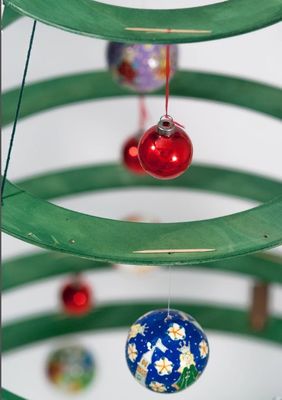 Δημιουργήστε μια εορταστική ατμόσφαιρα με το ξύλινο χριστουγεννιάτικο δέντρο Alberello