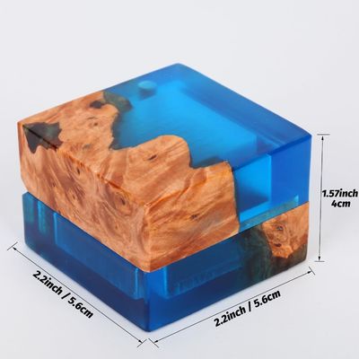 Μία μικρή τρύπα μικρού μεγέθους, χειροποίητο ξύλινο κουτί δαχτυλίδι για παραγγελία.