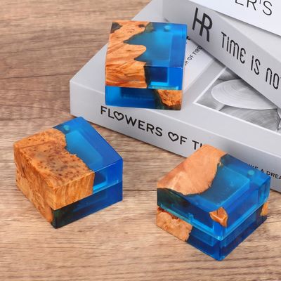 Μία μικρή τρύπα μικρού μεγέθους, χειροποίητο ξύλινο κουτί δαχτυλίδι για παραγγελία.