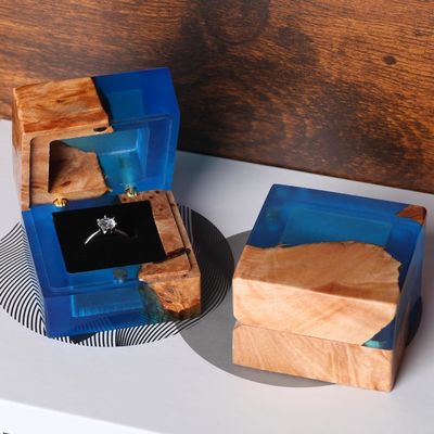 Μία μικρή τρύπα μικρού μεγέθους, χειροποίητο ξύλινο κουτί δαχτυλίδι για παραγγελία.