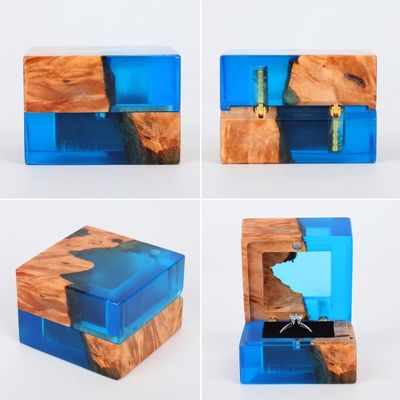 Μία μικρή τρύπα μικρού μεγέθους, χειροποίητο ξύλινο κουτί δαχτυλίδι για παραγγελία.