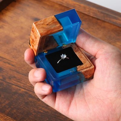 Μία μικρή τρύπα μικρού μεγέθους, χειροποίητο ξύλινο κουτί δαχτυλίδι για παραγγελία.