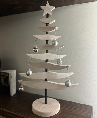 Περιβαλλοντικά φιλικά υλικά Σύγχρονο χρωματισμένο χριστουγεννιάτικο δέντρο από ξύλο για πιο πράσινες διακοπές