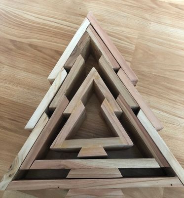 Ξύλινο χριστουγεννιάτικο δέντρο για να δημιουργήσετε μια εορταστική ατμόσφαιρα