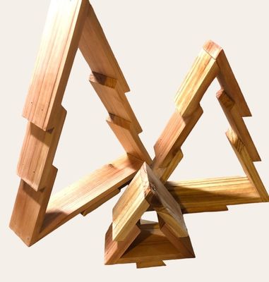 Ξύλινο χριστουγεννιάτικο δέντρο για να δημιουργήσετε μια εορταστική ατμόσφαιρα