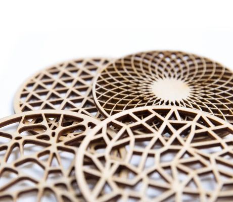 Ξύλινα στρώματα για καρέκλες για το τραπέζι