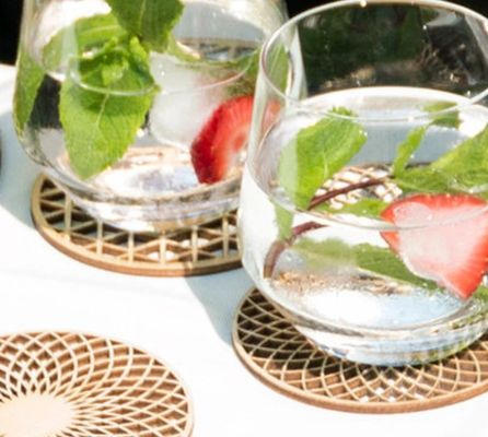 Ξύλινα στρώματα για καρέκλες για το τραπέζι