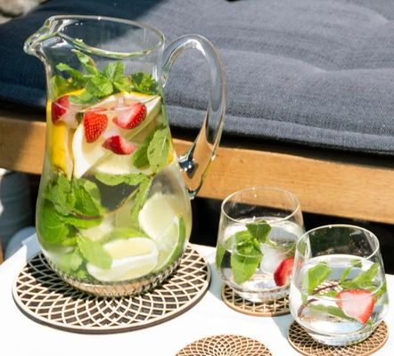 Ξύλινα στρώματα για καρέκλες για το τραπέζι