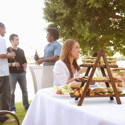 Αποδεκτό Custom ξύλο 3 επίπεδα σερβίρισμα δίσκο 3 επίπεδα Cupcake σταθμό για τα καταστήματα δώρων