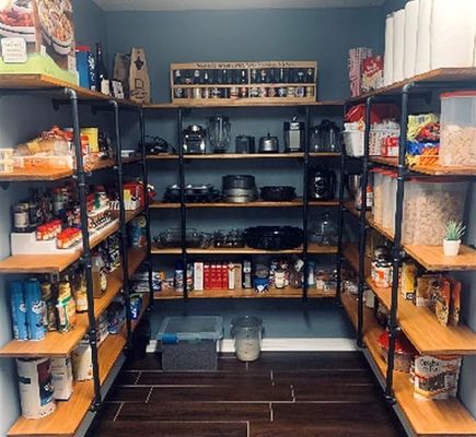 Γεμάτο από ξύλινο βιομηχανικό τοίχο τοποθέτηση σιδηρούνιου σωλήνα ράφι για DIY ανοιχτό γραφείο δωμάτιο κουζίνα βιβλιοθήκη