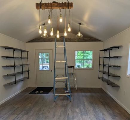 Γεμάτο από ξύλινο βιομηχανικό τοίχο τοποθέτηση σιδηρούνιου σωλήνα ράφι για DIY ανοιχτό γραφείο δωμάτιο κουζίνα βιβλιοθήκη