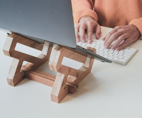 Ρυθμίσιμο στέλεχος φορητού υπολογιστή από μπαμπού για σημειωματάριο και δίσκο φορητού υπολογιστή σε βολικό σχεδιασμό