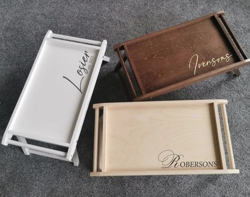 Τετράγωνο πρωινό σε τραπέζι κρεβατιού με αναδιπλούμενα πόδια εξοικονομεί χώρο και απολαμβάνει εξατομικευμένα σνακ