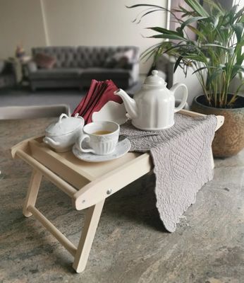 Τετράγωνο πρωινό σε τραπέζι κρεβατιού με αναδιπλούμενα πόδια εξοικονομεί χώρο και απολαμβάνει εξατομικευμένα σνακ