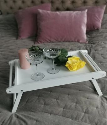 Τετράγωνο πρωινό σε τραπέζι κρεβατιού με αναδιπλούμενα πόδια εξοικονομεί χώρο και απολαμβάνει εξατομικευμένα σνακ