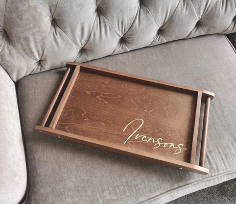 Τετράγωνο πρωινό σε τραπέζι κρεβατιού με αναδιπλούμενα πόδια εξοικονομεί χώρο και απολαμβάνει εξατομικευμένα σνακ