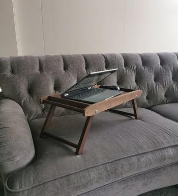 Τετράγωνο πρωινό σε τραπέζι κρεβατιού με αναδιπλούμενα πόδια εξοικονομεί χώρο και απολαμβάνει εξατομικευμένα σνακ