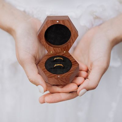 Μαγνητό ξύλο Custom 2 Slots Συσκευή δώρο με λογότυπο ξύλινο δαχτυλίδι κουτί για δαχτυλίδι αρραβώνων