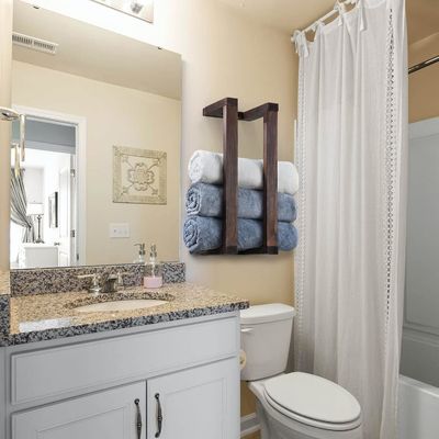 Διακοσμητικό πεύκο τοίχος τοποθετημένο ξύλινο ράφι πετσέτες για μπάνιο κυλίνδρους οργανωτή πετσέτες