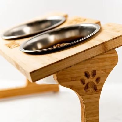 15 μοίρες κλίση Pet Bowl Stand Προσαρμοσμένη ξύλινη εκτύπωση με λέιζερ χαραγή δύο αφαιρούμενα μπολ