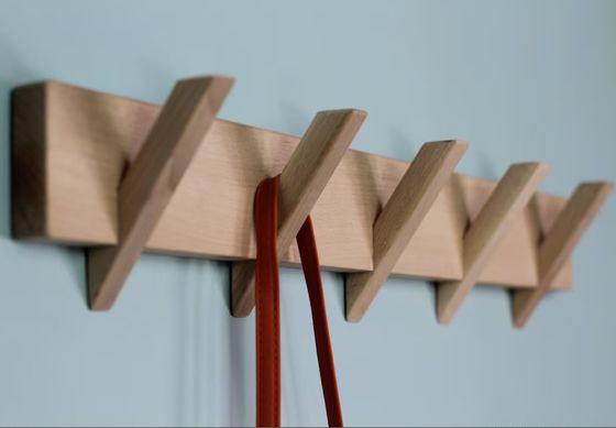 Στυλάτη και βιώσιμη οργάνωση του μπάνιου με αυτό το ξύλινο ράφι για παλτό