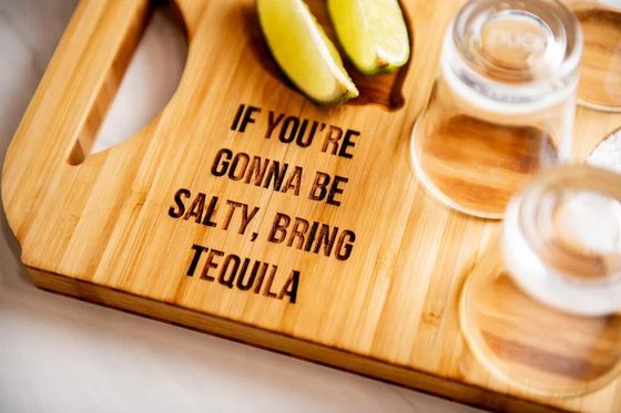 Σύγχρονο Στυλάτο Πίνακα Μπαμπού Πτήση Πίνακα μπύρας με χαραγμένα Κρατήρες γυαλιού ξύλου