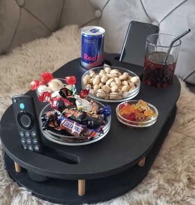 202406 Μαύρο καναπέ με 4 γυάλινα μπολ