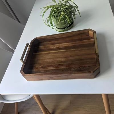 Κουζίνα Εστιατόριο ξύλινο δίσκο με χρυσό γυαλισμένο μεταλλικό χερούλι καρύδι