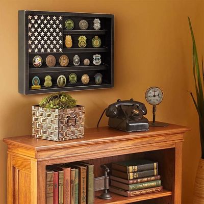 Κυβερνητική στρατιωτική πρόκληση Εμφάνιση σταθμού νομισμάτων με ξύλινη τοιχογραφία της Αμερικανικής σημαίας