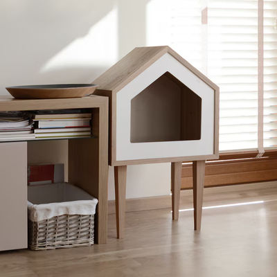 Κατοικία γάτας σε εσωτερικό δέντρο βελανιδιάς ξύλο γάτα στο χρώμα φυσικού ξύλου με δοχεία αποθήκευσης