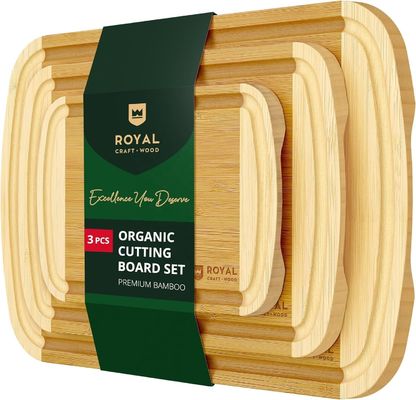 Ενα τετραγωνικό σετ ξυλοκόπτης από μπαμπού με εξαρτήματα κουζίνας