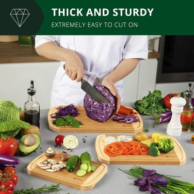 Ενα τετραγωνικό σετ ξυλοκόπτης από μπαμπού με εξαρτήματα κουζίνας