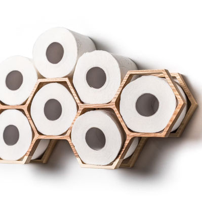 Ξύλινο ράφιο κυλίνδρων τουαλέτας με τοίχο τοποθέτησης υφασματικό ράφι αποθήκευσης σε σχεδιασμό μέλιτος