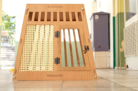 Φυσικό χρώμα ξύλου ξύλινο εσωτερικό σκυλί σπίτι γάτα κιβώτιο με πόρτα σε λευκό