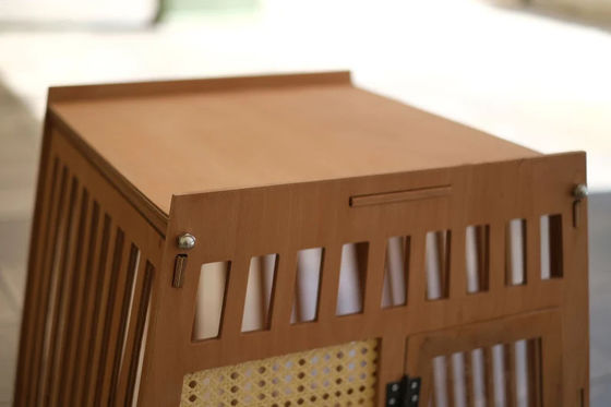 Φυσικό χρώμα ξύλου ξύλινο εσωτερικό σκυλί σπίτι γάτα κιβώτιο με πόρτα σε λευκό