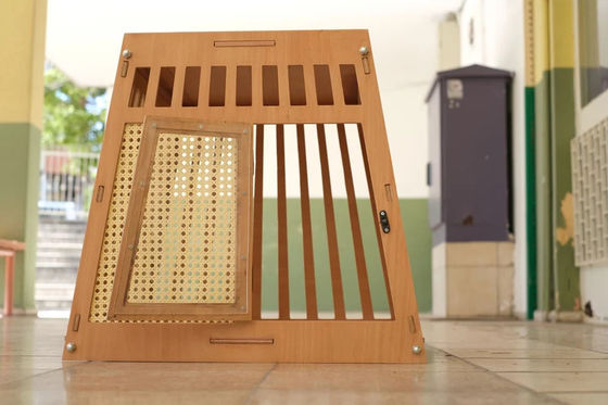 Φυσικό χρώμα ξύλου ξύλινο εσωτερικό σκυλί σπίτι γάτα κιβώτιο με πόρτα σε λευκό