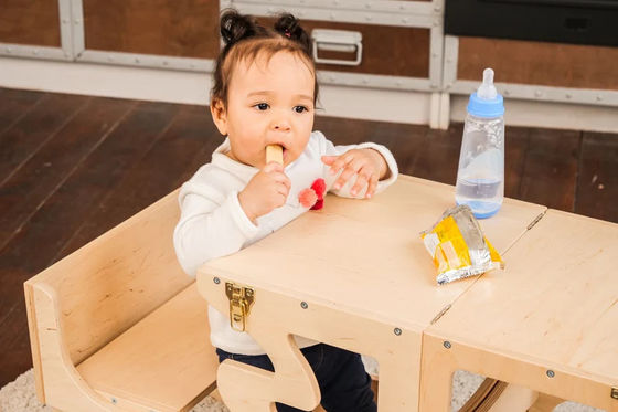 Δείγμα δωρεάν μαθησιακή καρέκλα για παιδικό τραπέζι και πύργο δραστηριότητας