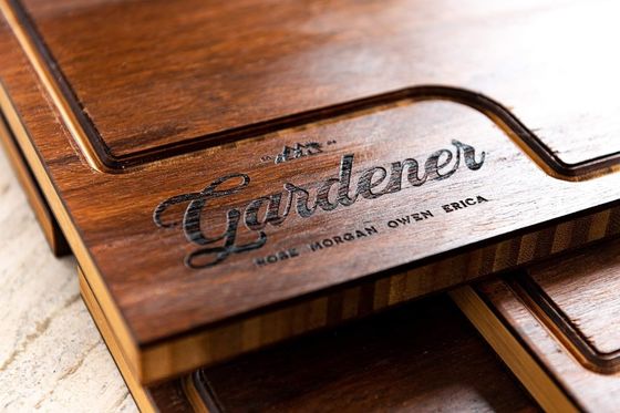 Ξύλινη σανίδα κοπής με αυλή χυμού και μαχαίρι σε απλό χρώμα για όλες τις εποχές