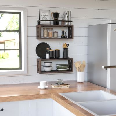 Αποταμιεύστε χώρο με χωριό στυλ Καφέ πλωτά ξύλινα ράφια και κάγκελα