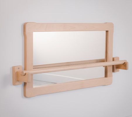 Μοντεσσόρι Μεγάλος καθρέφτης και μακρύ τραβήξτε επάνω ξύλινη μπάρα εξοικονομήσει χώρο για την ευκαιρία του κινεζικού έτους