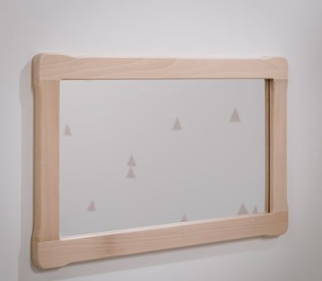 Μοντεσσόρι Μεγάλος καθρέφτης και μακρύ τραβήξτε επάνω ξύλινη μπάρα εξοικονομήσει χώρο για την ευκαιρία του κινεζικού έτους